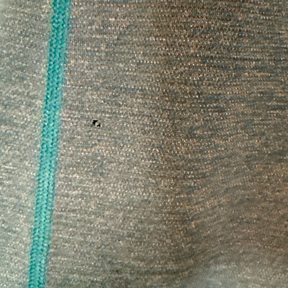 Lululemon Men’s Teal Training Running Gym Shirt Est Large 21x29 Small Hole - Picture 4 of 4
